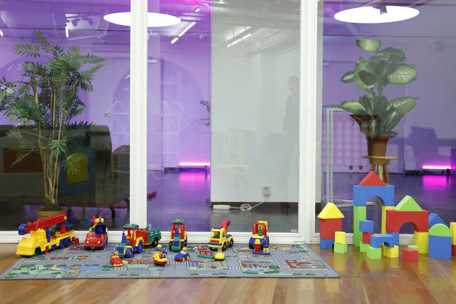 Kinderopvang in de Witte zaal van de Brakke Grond - © Sofie Knijff