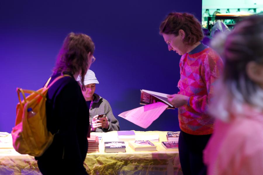 ‘(m)otherhood in the arts’-boekenselectie van boekwinkel San Serriffe - © Sofie Knijff